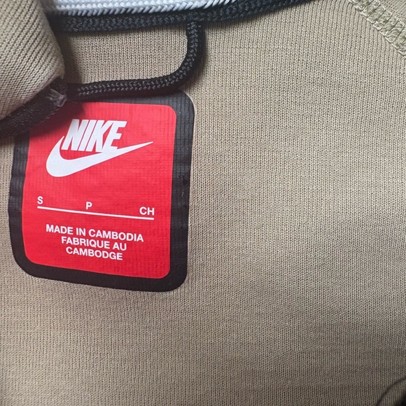 Nike Men's Beige tech gear Joggers and hoodie with Black Accents - Picture 6 of 8